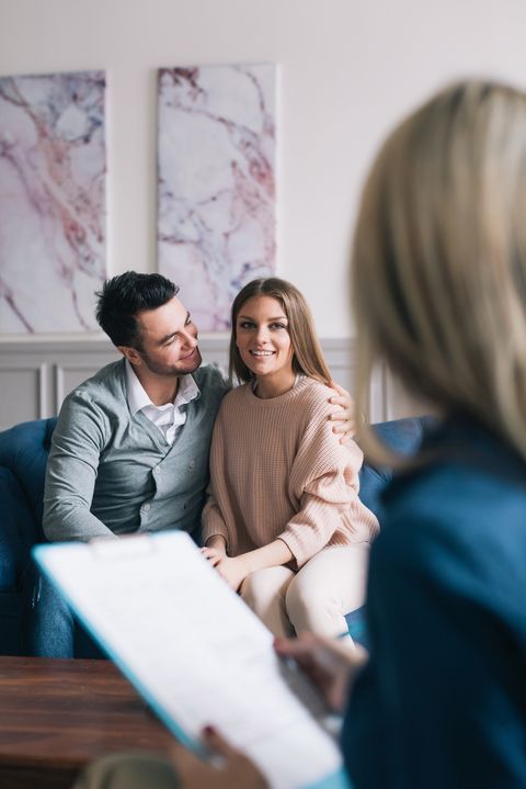 Casal em conversa, simbolizando a terapia de casal
